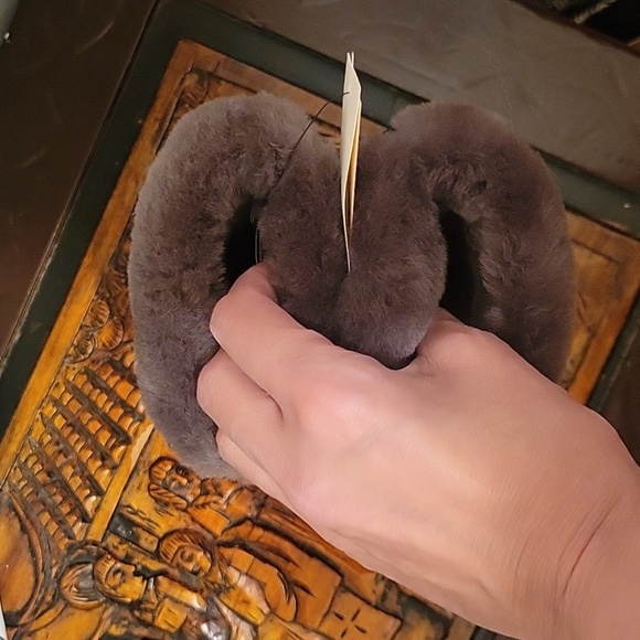 UGG Perforated shearling glove. Grey Sz: large Cold Weather Snow Boarding - Picture 13 of 13